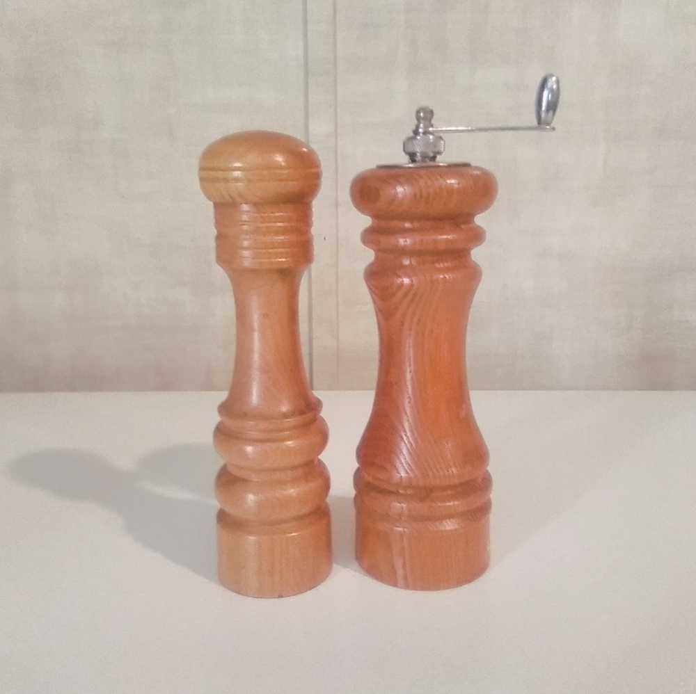 WOOD SALT AND PEPPER SET